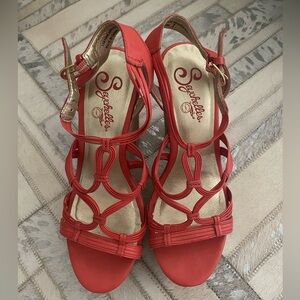 Seychelles platform sandals in coral color, size 7